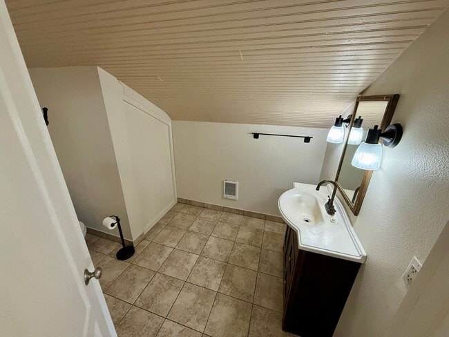 Building Photo - Keefer Studio