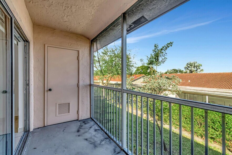 Building Photo - 8431 Royal Palm Blvd