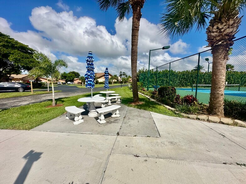 Building Photo - 6300 Royal Woods Dr