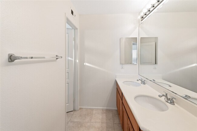 Building Photo - 51 Avanzare