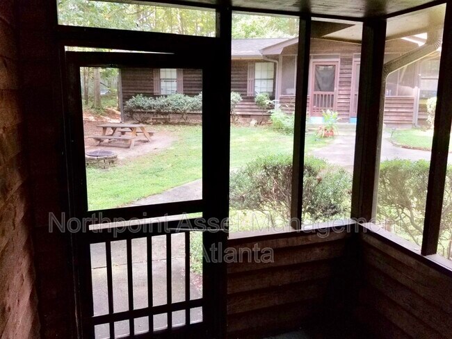 Building Photo - 889 Westland Dr SW