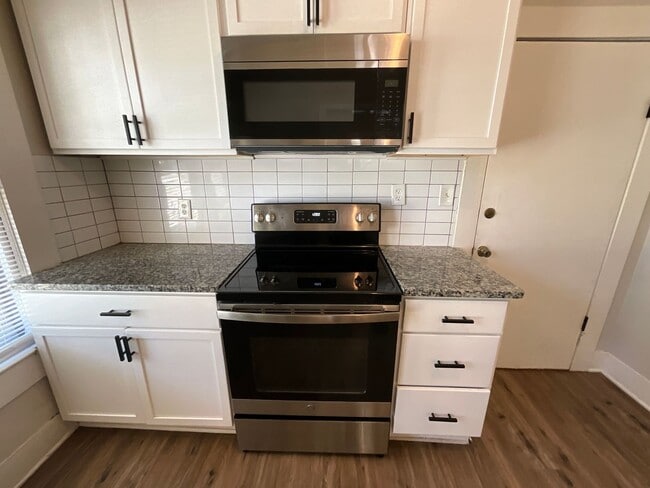 Building Photo - Charming 3 bedroom/1.5 bathroom REMODELED home close to High Point University