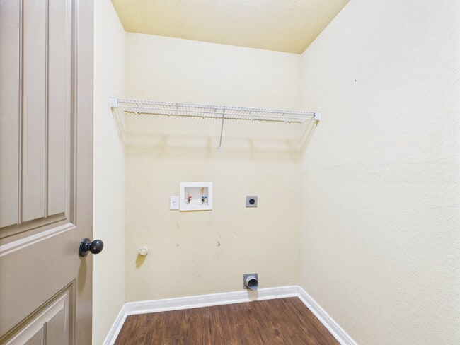 Building Photo - 3-Bedroom Retreat with 2.5 Baths in Freder...