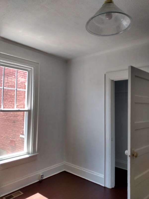 Building Photo - 1632 Virginia St E