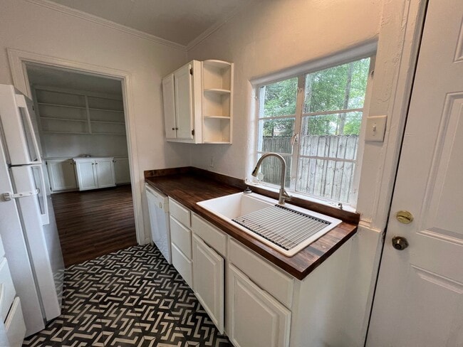 Building Photo - 511 Hudson Terrace