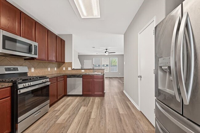 Building Photo - 2810 Meadowbrook Lane