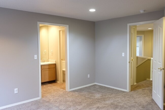 Building Photo - !!!HALF MONTH RENT FREE!!!? Beautifully Updated Home in a Peaceful, Highly Desirable Fisher’s Lan...