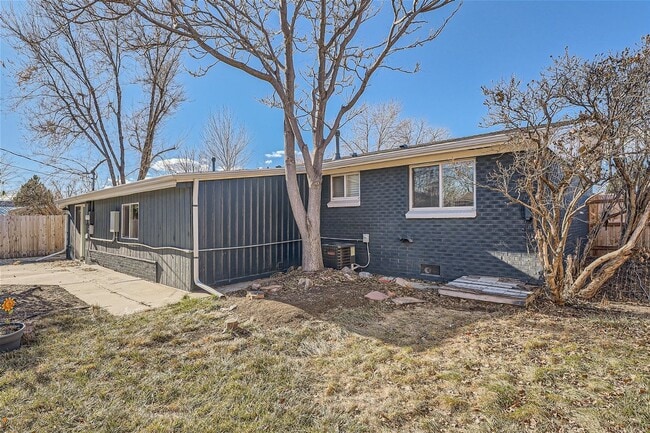 Building Photo - Modern Elegance in West Arvada - Your Drea...