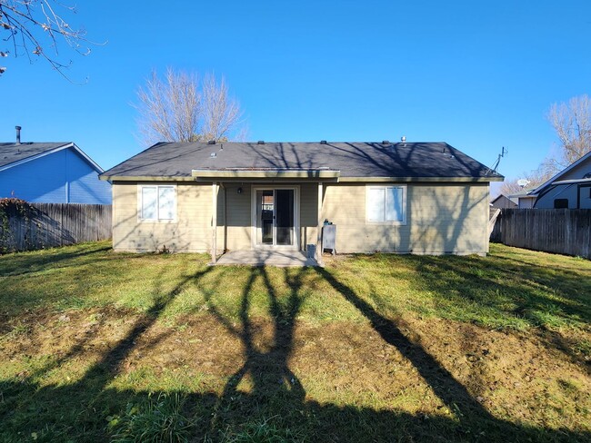 Building Photo - Remodeled 3 bedroom