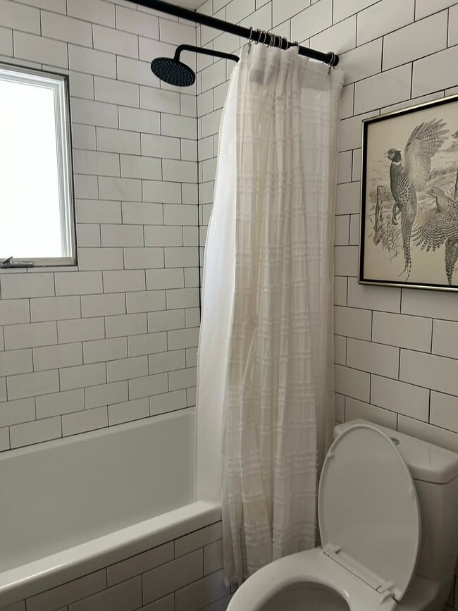 Building Photo - 6 Bed/2.5 Bathroom house in Provo!