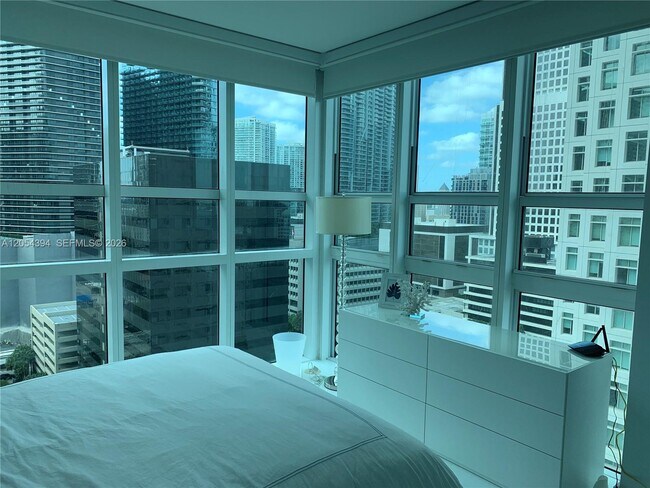 Building Photo - 950 Brickell Bay Dr