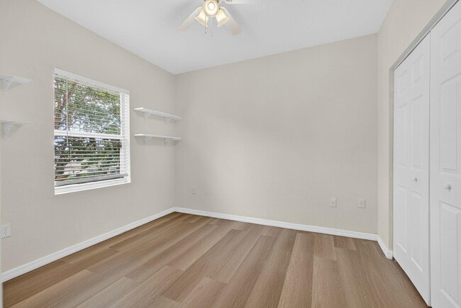 Building Photo - 513 Talia Cir