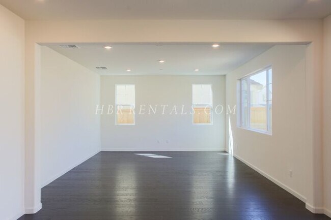 Building Photo - TRACY HILLS - Four Bedroom Spectacular Home - Full Bed/Bath Located on 1st Floor