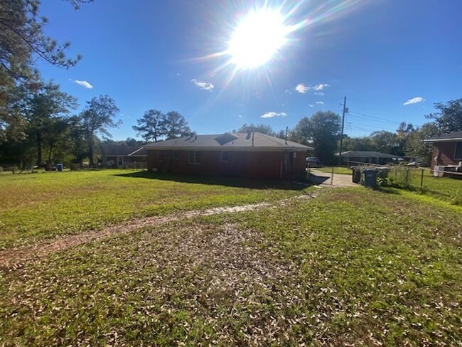 Building Photo - 3 Bedroom 1.5 Bathroom Home - HAPP Accepted