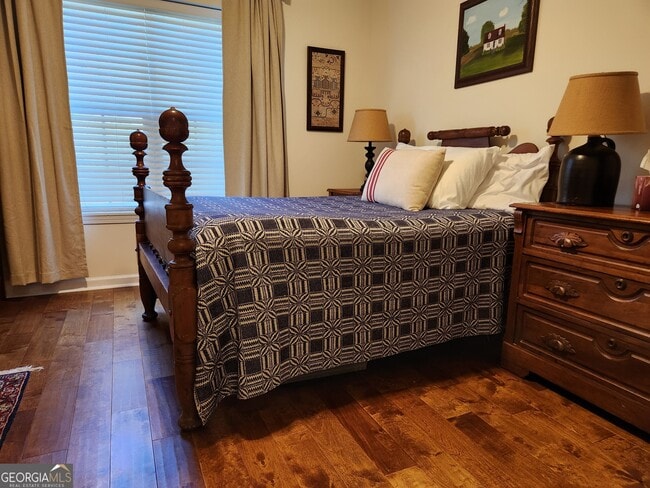 Building Photo - 1015 Holly Dr