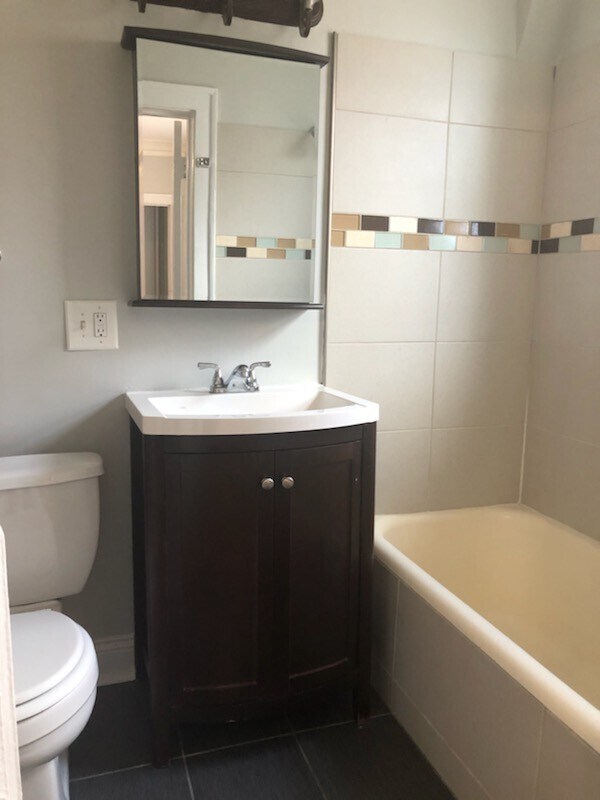 Building Photo - Evanston studio with separate kitchen! Hea...