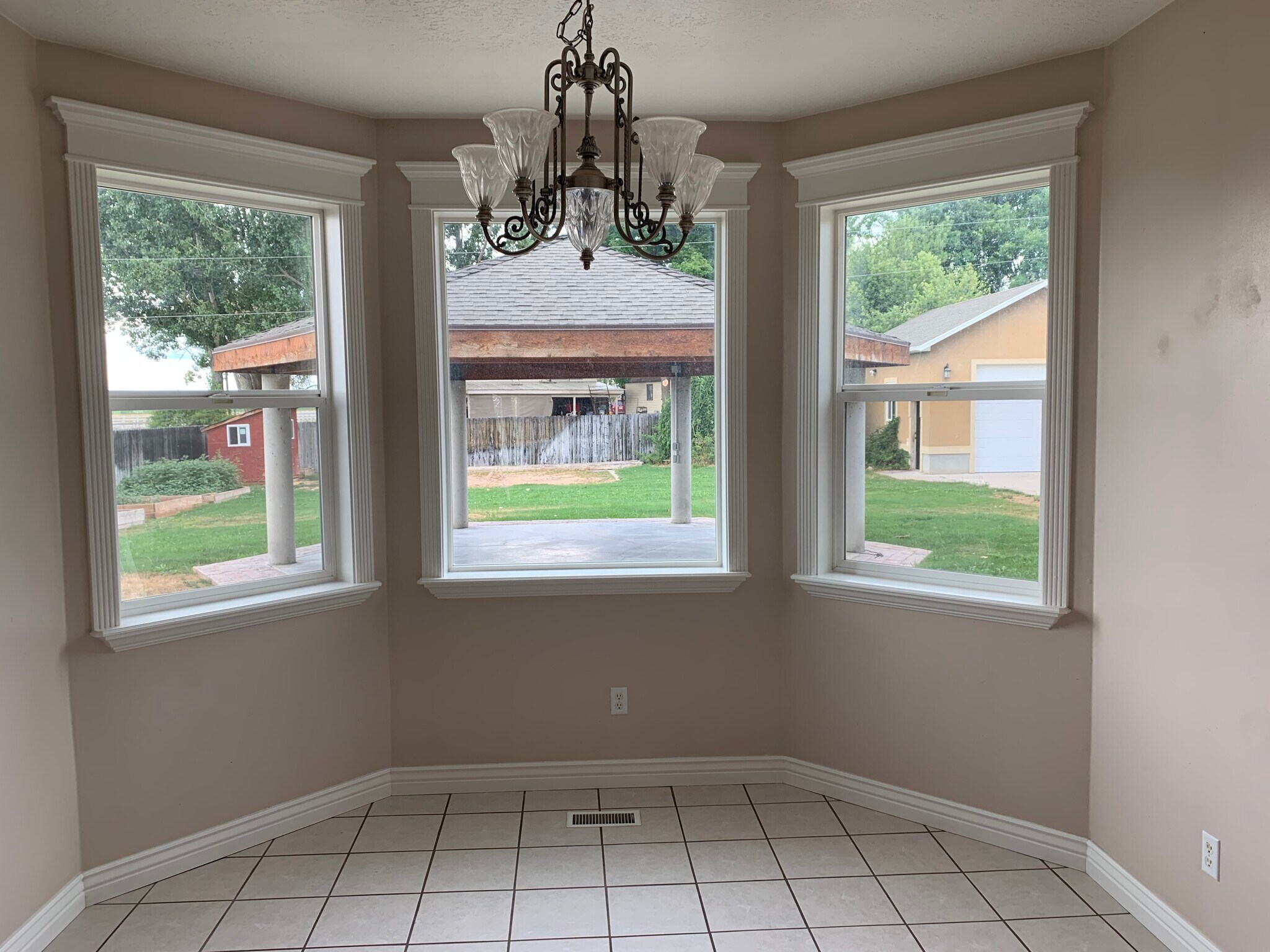 Dining nook - 295 W 300 N
