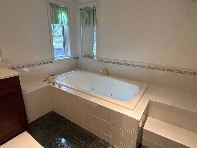 Building Photo - 4 Bedroom 3.5 Bath House Furnished With At...