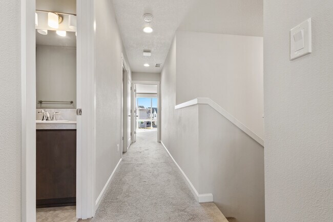 Building Photo - 7447 SE Chinquapin Dr