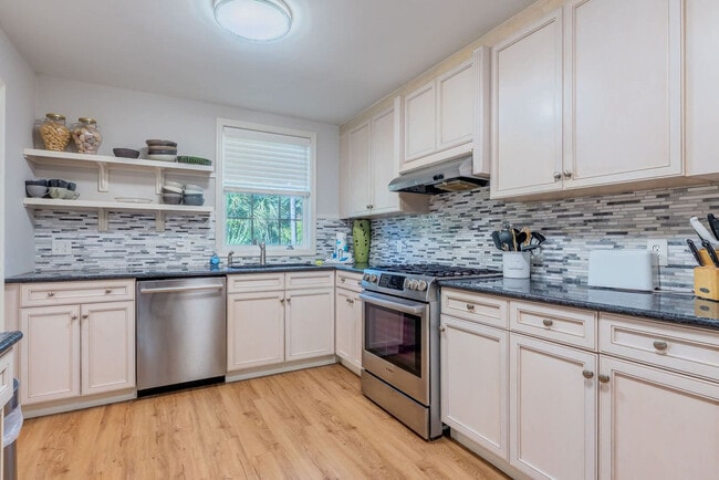 Building Photo - 7 Periwinkle Ln