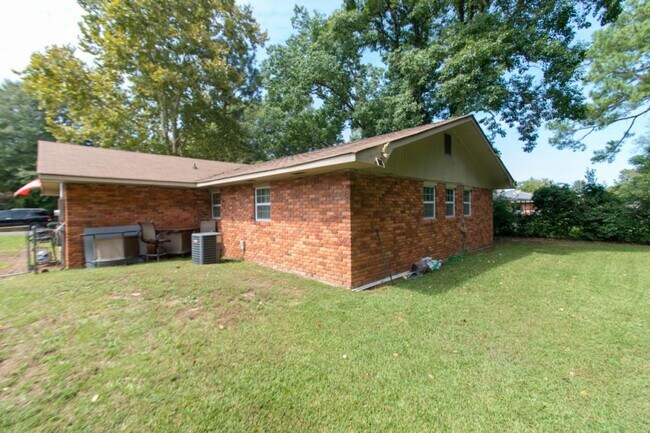Building Photo - 122 Briarwood Dr