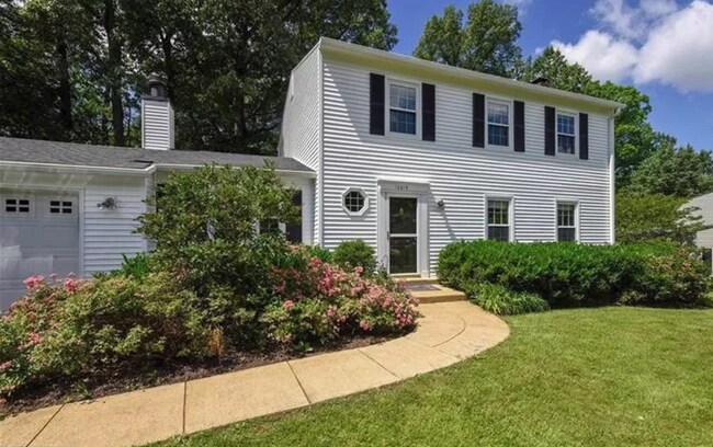 Primary Photo - Beautiful 4 BR 2.5 BA colonial. Pets welcome