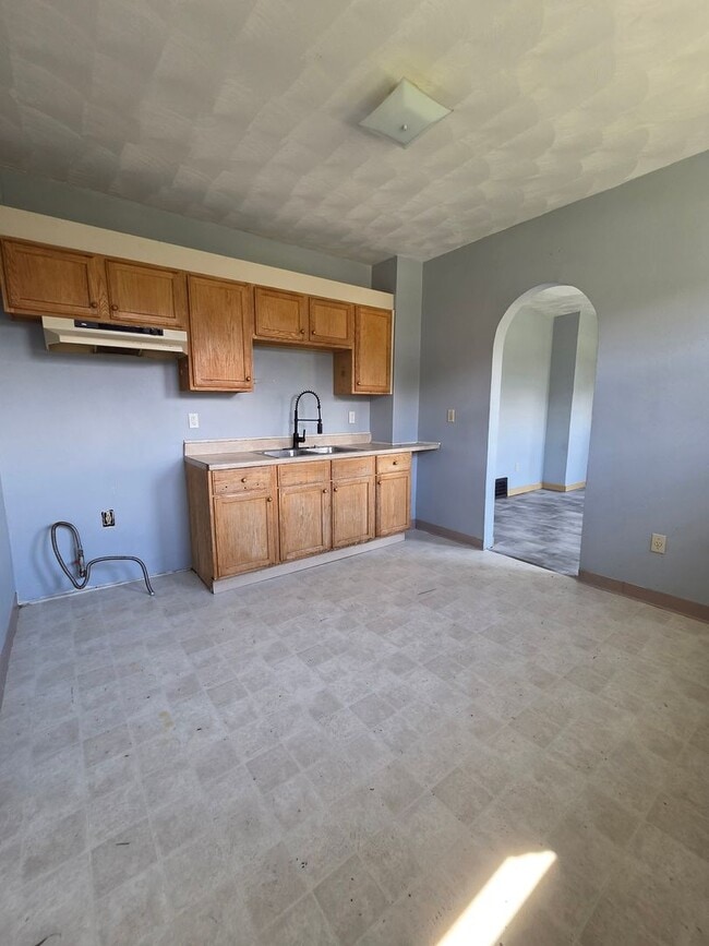 Building Photo - Upper 2 bedroom unit east side