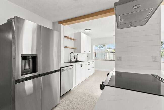 Building Photo - NEWLY RENOVATED Home For Rent in St Pete!