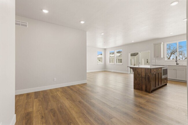 Building Photo - SUGAR CITY TWIN HOME 3 BED 2 FULL BATH - FENCED YARD WITH EX-LARGE 2 STALL GARAGE