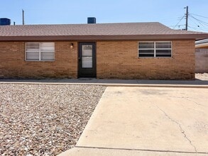 Building Photo - 519-521 East Sunset Circle