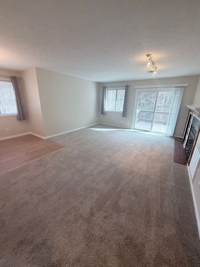 Building Photo - Great Location - 2 Bed, 2 Bath Condo Available Now!