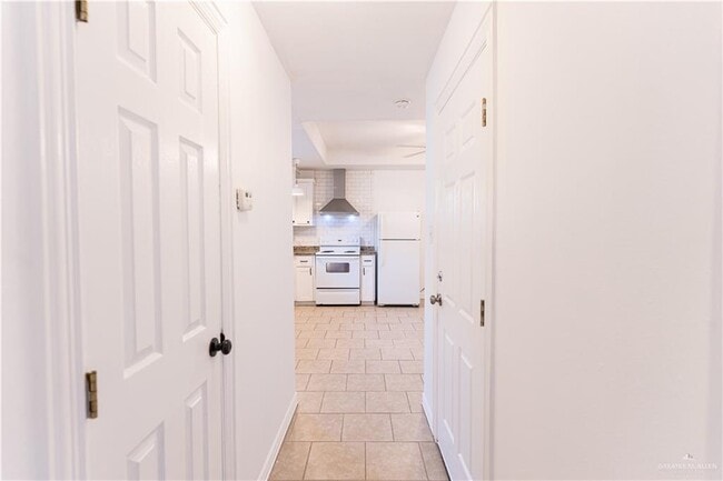 Building Photo - 17 Jade St