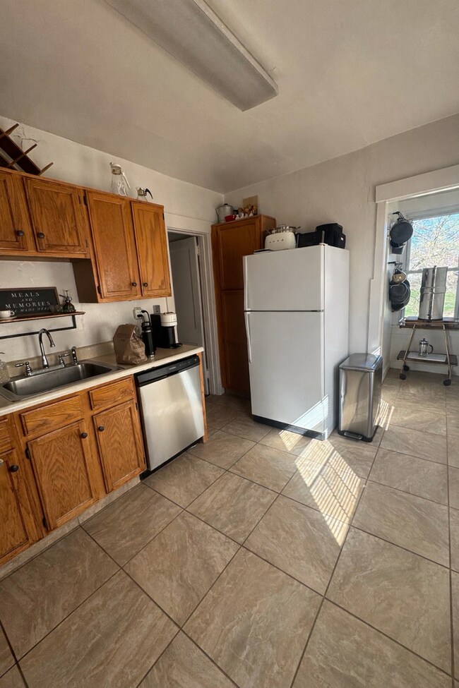 Building Photo - Fantastic and Bright Second Floor Duplex!