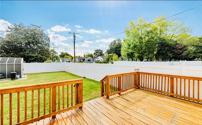 Building Photo - Beautifully Renovated 3 bdrm/1.5bth Home L...