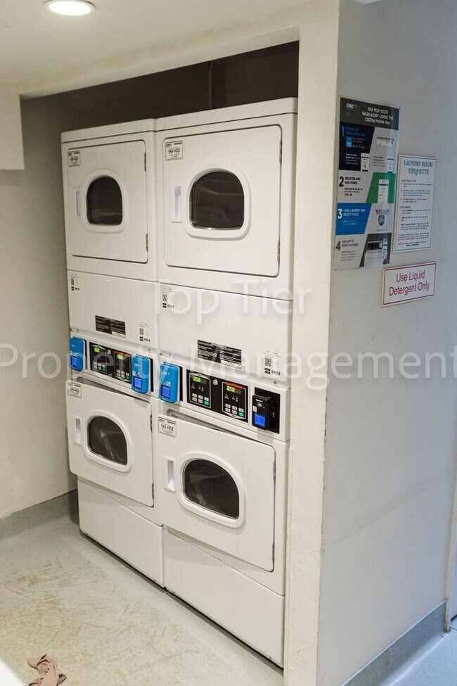 Building Photo - Spacious Top-Floor 1BR Condo with Ocean Vi...