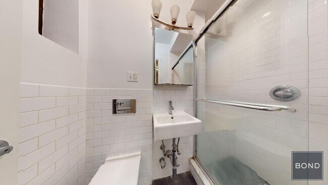 Building Photo - 427 E 73rd St