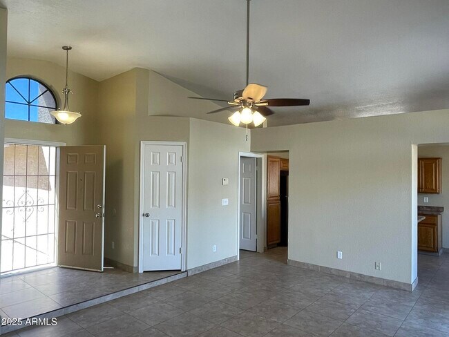 Building Photo - 6502 W Paradise Ln