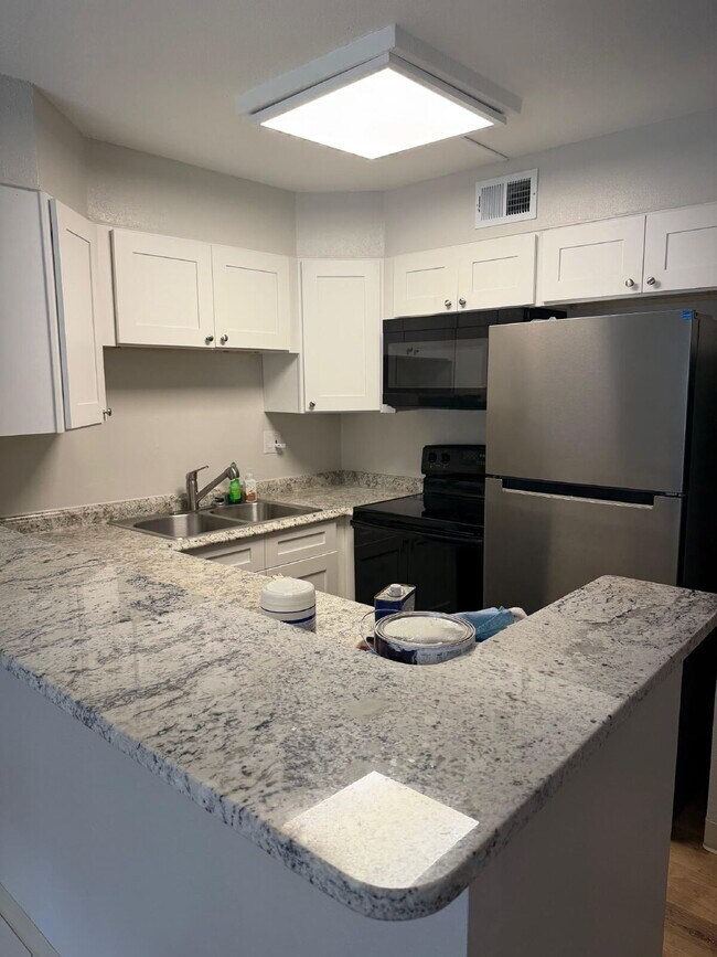 Building Photo - BEAUTIFULLY UPDATED CONDO POOL VIEW PERFECT LOCATION