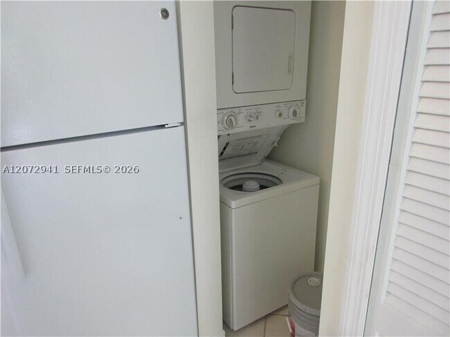 Building Photo - 3090 BIRD 303