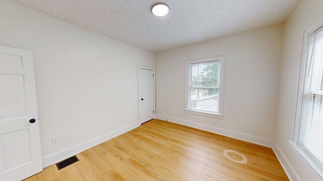 Building Photo - 978 1/2 Linwood Ave