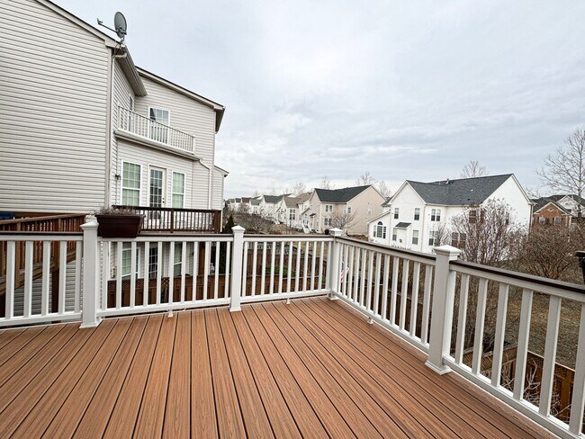 Building Photo - Stunning 3 Bed 2/2 Bath End-Unit Townhome In Desired Stone Ridge South