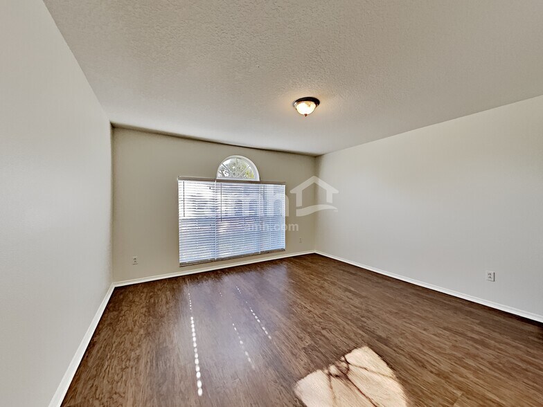 Building Photo - 312 116th St E