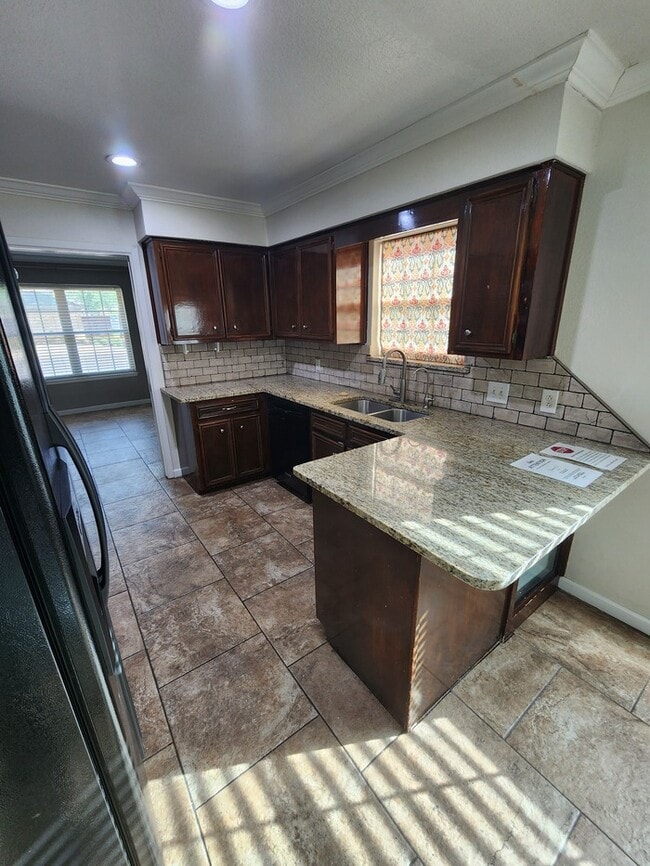 Building Photo - 4 bed 2 1/2 bath home, 2 car garage!