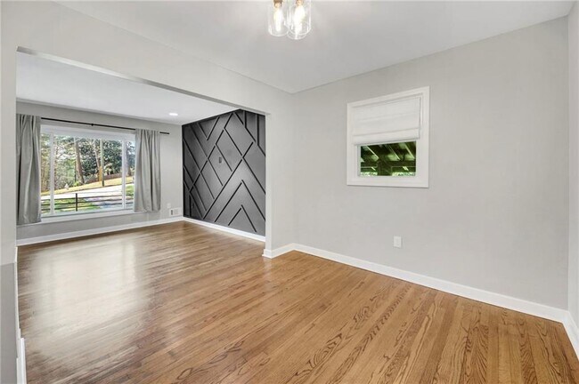 Building Photo - 2692 Rockcliff Rd SE