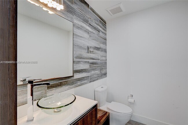 Building Photo - 2305 Magnolia Dr