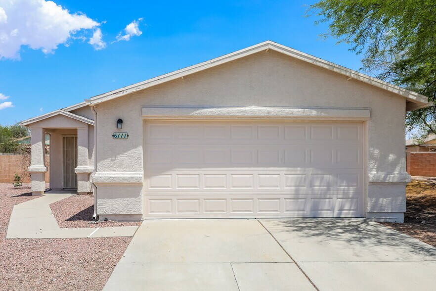 Primary Photo - 6111 N Samantha Grove Dr