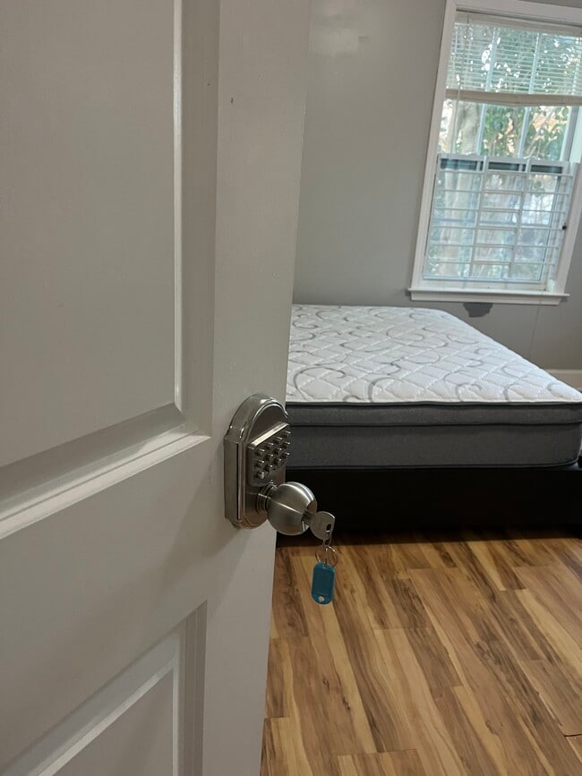 Building Photo - Fully-Furnished Rooms for Rent