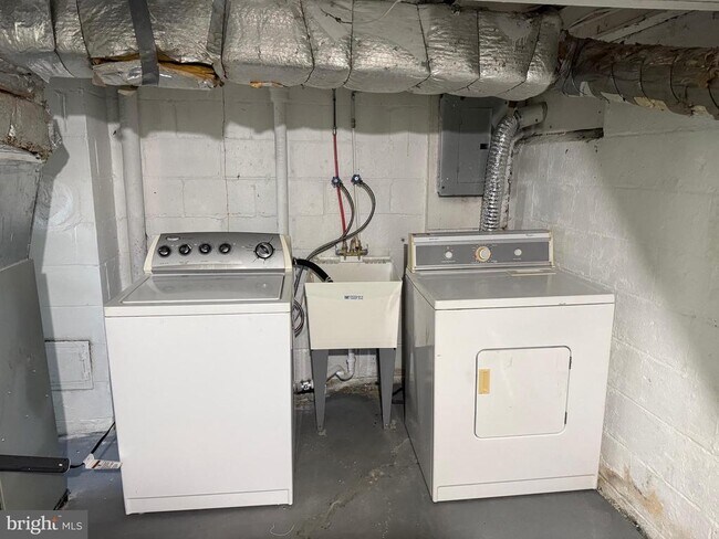 Building Photo - 1333 Sycamore Ave