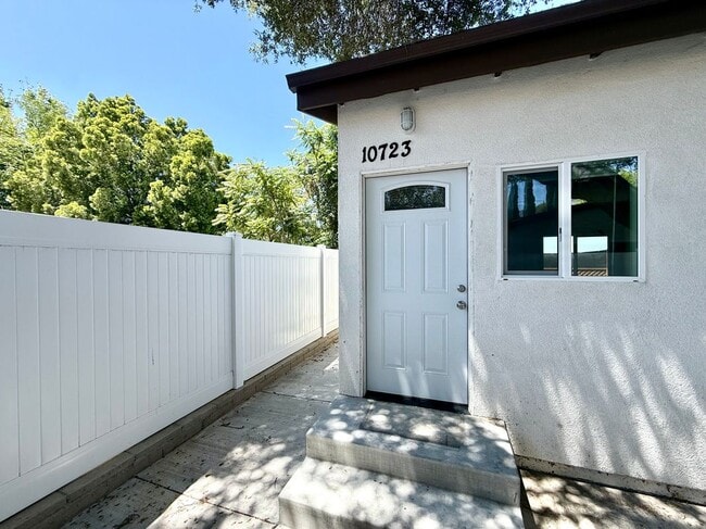 Building Photo - 10723 Rhodesia Ave