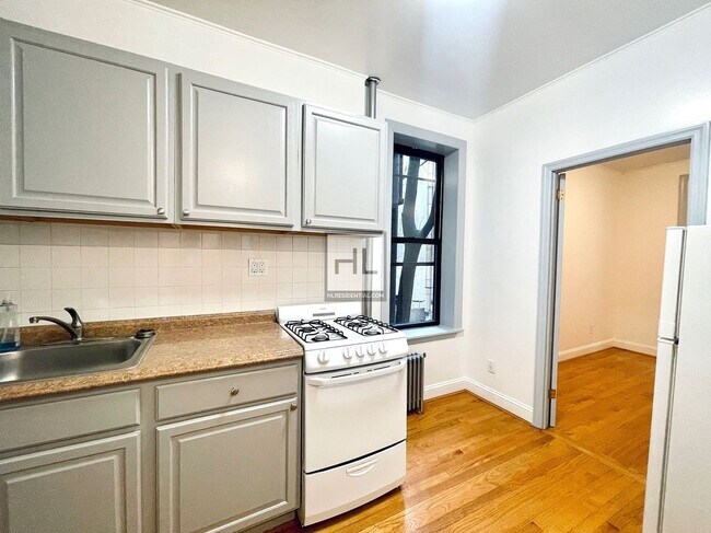 Building Photo - EAST 7 STREET